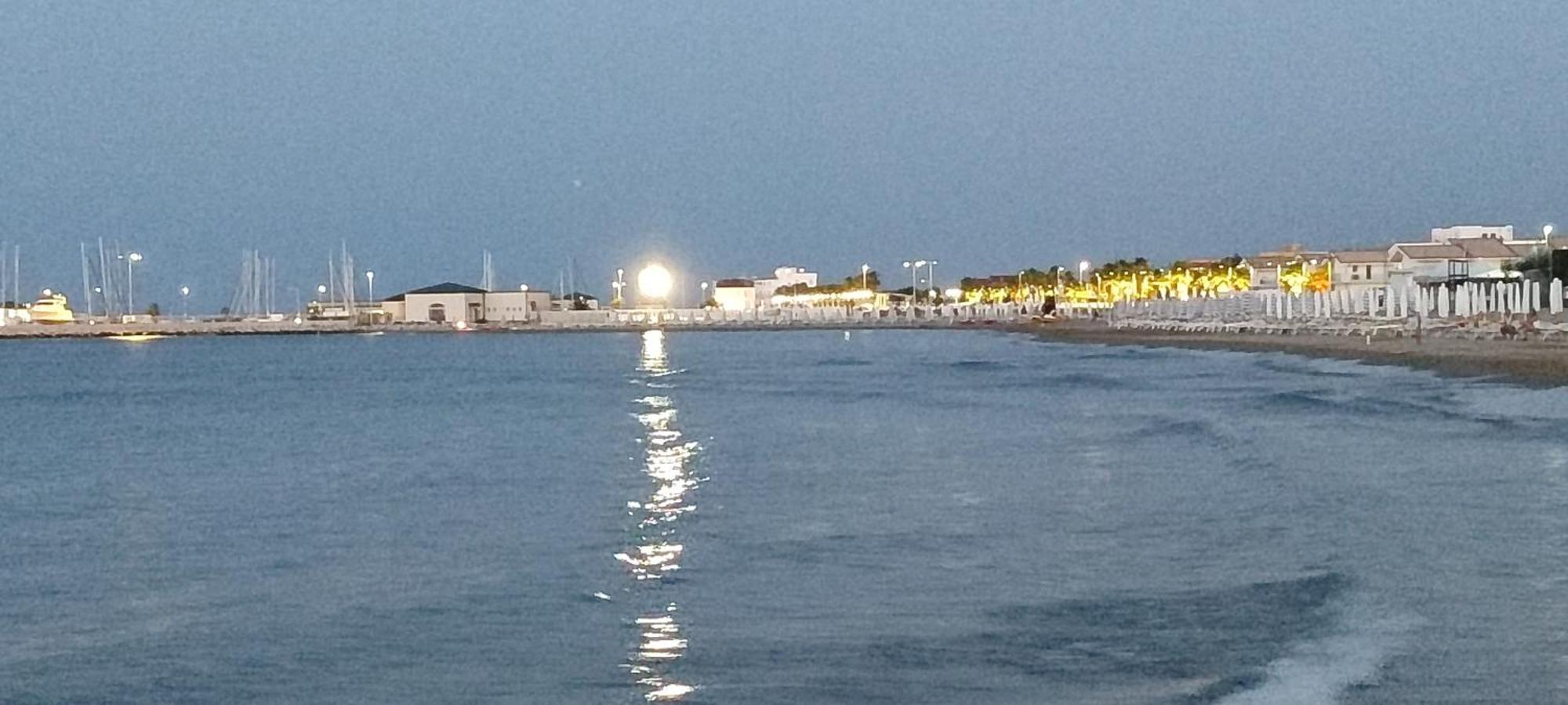 Oltre Confine Fronte Mare Villa มารินา ดิ มอนเตเนโร ภายนอก รูปภาพ